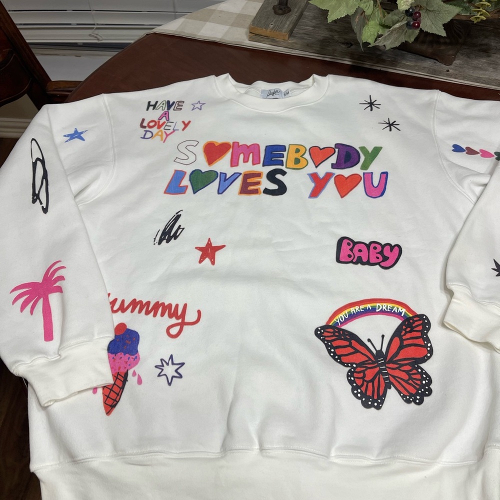 The Mayfair Group Sweatshirt Crewneck Somebody Loves You - Picture 3 of 13